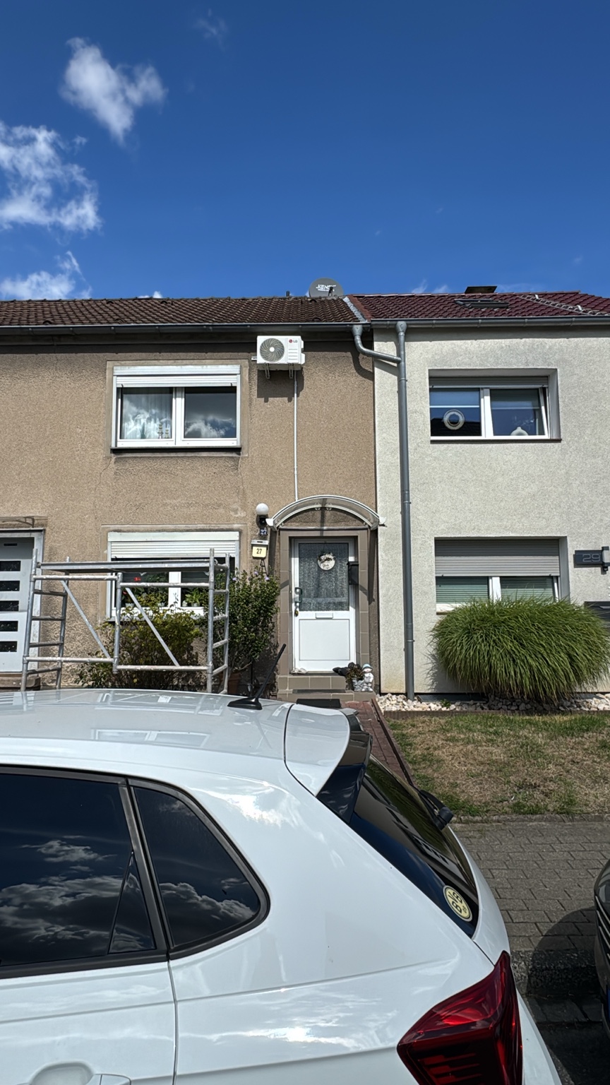 Außengerät an der Fassade eines Wohnhauses